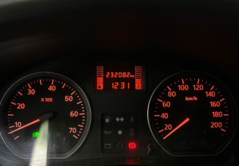 Подержанный автомобиль Renault Sandero 2011 года (14 фото)