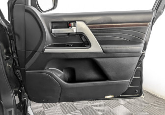 Подержанный автомобиль Toyota Land Cruiser Suv 2020 года (27 фото)