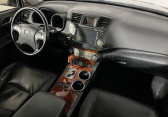 Подержанный автомобиль Toyota Highlander 2013 года (9 фото)