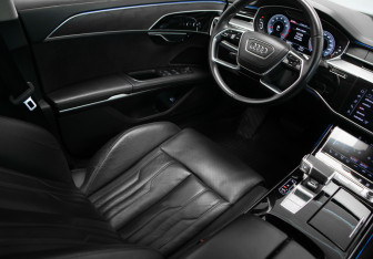 Подержанный автомобиль Audi A8 2022 года (21 фото)
