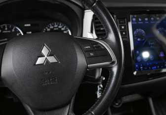 Подержанный автомобиль Mitsubishi Outlander 2013 года (12 фото)