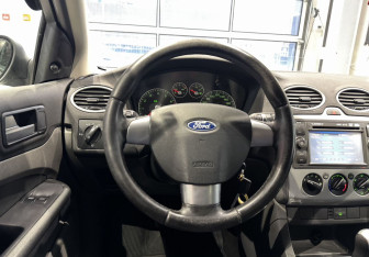 Подержанный автомобиль Ford Focus Sedan 2006 года (13 фото)
