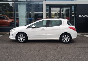 Подержанный автомобиль Peugeot 308 Hatchback 2011 года (8 фото)