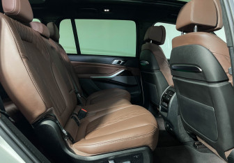 Подержанный автомобиль BMW X7 2022 года (14 фото)