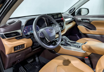 Подержанный автомобиль Toyota Highlander 2025 года (16 фото)