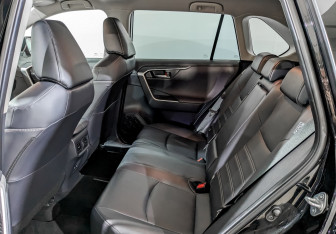 Подержанный автомобиль Toyota RAV4 2019 года (12 фото)