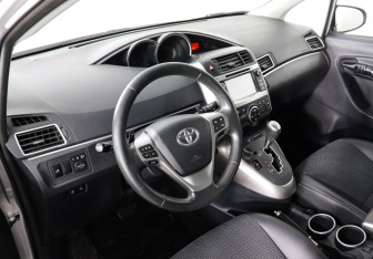 Подержанный автомобиль Toyota Verso 2014 года (9 фото)