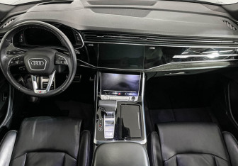 Подержанный автомобиль Audi Q8 2018 года (12 фото)