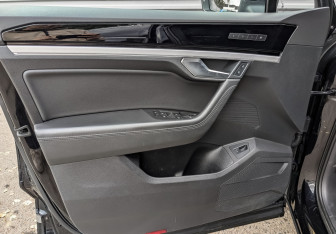 Подержанный автомобиль Volkswagen Touareg 2020 года (19 фото)