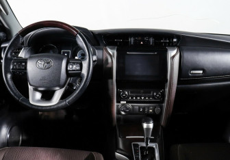 Подержанный автомобиль Toyota Fortuner 2019 года (7 фото)
