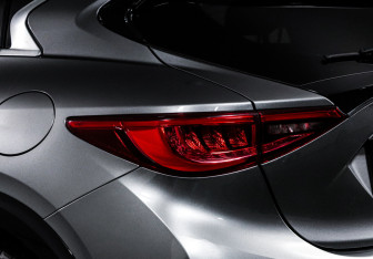 Подержанный автомобиль Infiniti Q30 2017 года (16 фото)