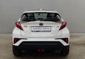 Подержанный автомобиль Toyota C-HR 2018 года (7 фото)