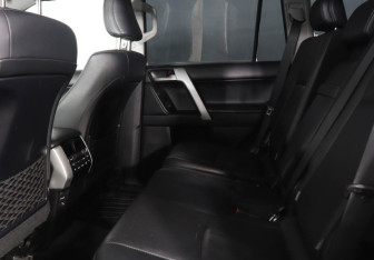 Подержанный автомобиль Toyota Land Cruiser Prado 2019 года (13 фото)