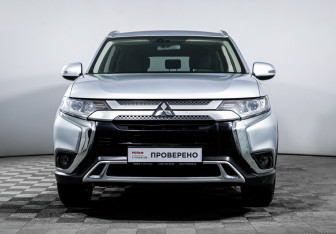 Подержанный автомобиль Mitsubishi Outlander 2018 года (2 фото)
