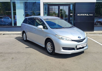 Подержанный автомобиль Toyota Wish Minivan 2015 года (3 фото)