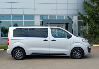 Подержанный автомобиль Peugeot Traveller 2019 года (4 фото)
