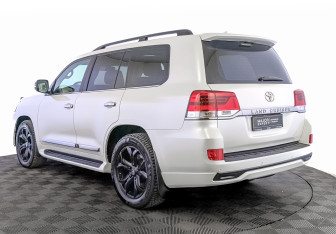 Подержанный автомобиль Toyota Land Cruiser Suv 2016 года (7 фото)