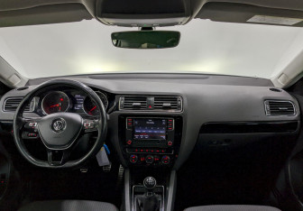 Подержанный автомобиль Volkswagen Jetta Sedan 2017 года (22 фото)