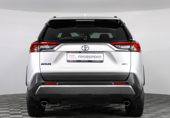 Подержанный автомобиль Toyota RAV4 2021 года (6 фото)