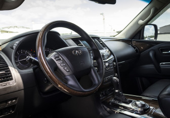 Подержанный автомобиль Infiniti QX56 2012 года (11 фото)