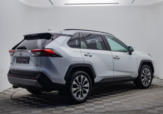 Подержанный автомобиль Toyota RAV4 2020 года (5 фото)