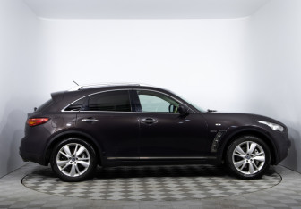 Подержанный автомобиль Infiniti QX70 2014 года (4 фото)