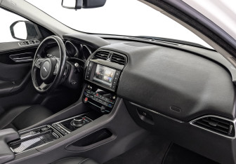 Подержанный автомобиль Jaguar F-Pace 2017 года (13 фото)