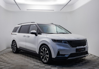 Подержанный автомобиль Kia Carnival 2021 года (3 фото)