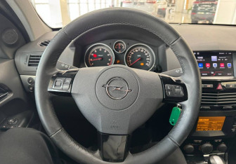 Подержанный автомобиль Opel Astra Hatchback 2010 года (12 фото)