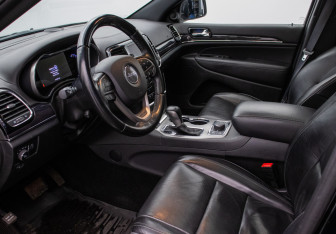 Подержанный автомобиль Jeep Grand Cherokee 2021 года (10 фото)