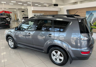 Подержанный автомобиль Mitsubishi Outlander 2012 года (8 фото)