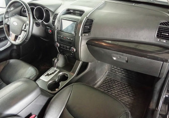 Подержанный автомобиль Kia Sorento 2010 года (11 фото)
