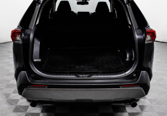 Подержанный автомобиль Toyota RAV4 2021 года (14 фото)