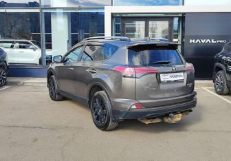 Подержанный автомобиль Toyota RAV4 2017 года (7 фото)