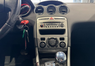 Подержанный автомобиль Peugeot 308 Hatchback 2012 года (16 фото)