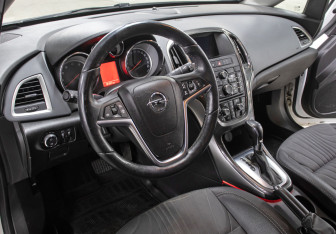 Подержанный автомобиль Opel Astra Hatchback 2014 года (16 фото)