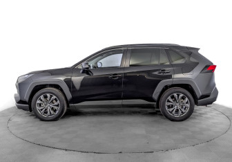Подержанный автомобиль Toyota RAV4 2025 года (8 фото)