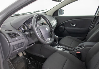 Подержанный автомобиль Renault Fluence 2011 года (10 фото)