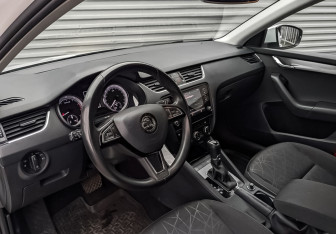 Подержанный автомобиль Skoda Octavia Liftback 2019 года (16 фото)