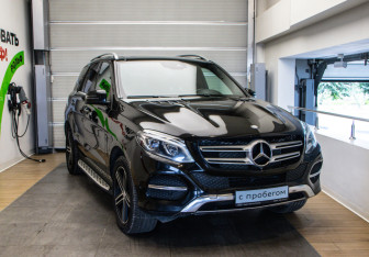 Подержанный автомобиль Mercedes-Benz GLE 2015 года (3 фото)