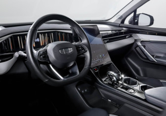 Подержанный автомобиль Geely Atlas 2023 года (14 фото)