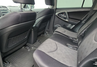 Подержанный автомобиль Toyota RAV4 2010 года (10 фото)