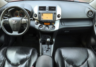 Подержанный автомобиль Toyota RAV4 2010 года (11 фото)