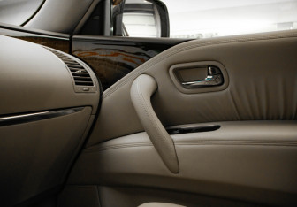 Подержанный автомобиль Infiniti QX56 2012 года (25 фото)