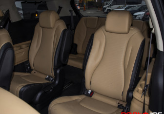 Подержанный автомобиль Kia Carnival 2021 года (11 фото)