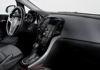 Подержанный автомобиль Opel Astra Hatchback 2014 года (9 фото)