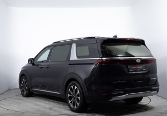 Подержанный автомобиль Kia Carnival 2021 года (6 фото)