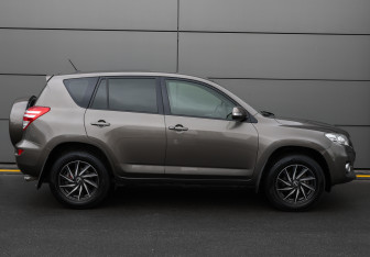 Подержанный автомобиль Toyota RAV4 2012 года (4 фото)