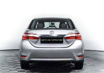 Подержанный автомобиль Toyota Corolla Sedan 2014 года (6 фото)