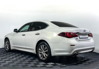 Подержанный автомобиль Infiniti Q70 2015 года (7 фото)